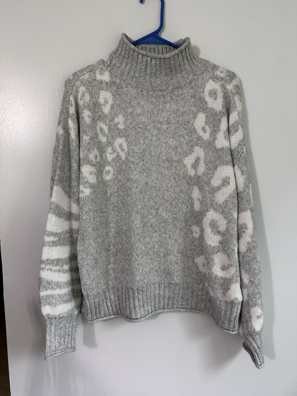 Nine West Size Large Mixed Animal Print Mock Neck Pullover Sweater Gray White